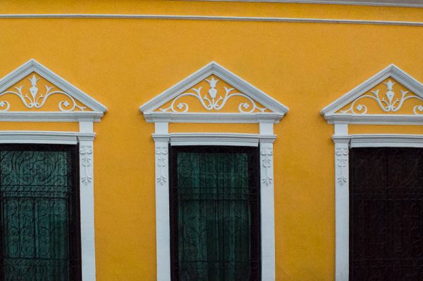 Yellow house front in Mérida