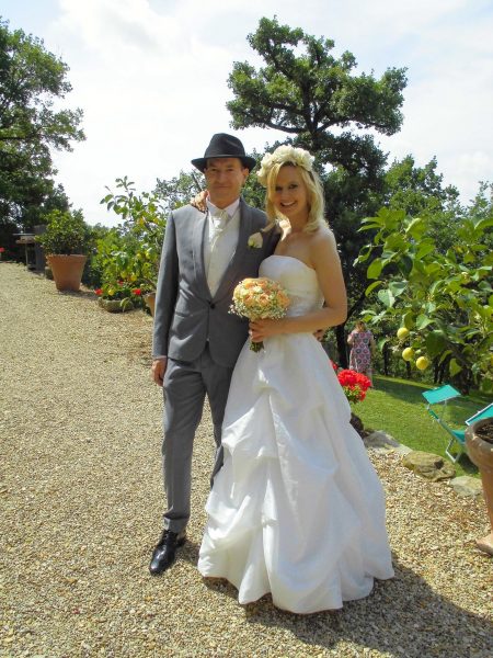 Newlyweds in the garden of Agriturismo La Capitata