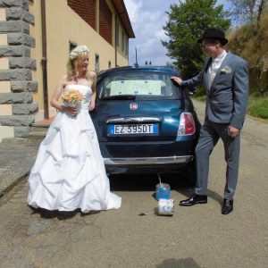 Wedding in Tuscany: in front of the car