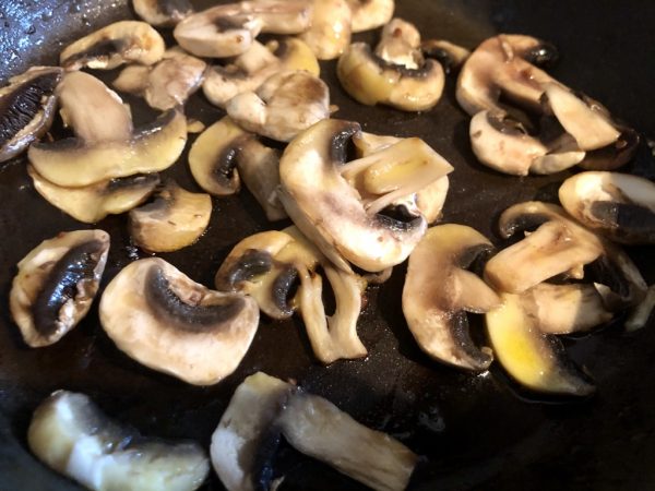 Mushrooms: a delicious extra for scrambled tofu