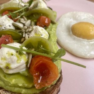 vegan breakfast in Bali: avocado bread at the Kynd Community