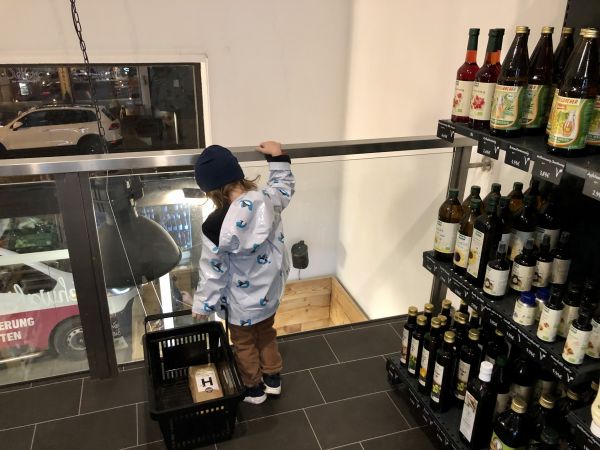 Einkaufen mit Familie im Schwabinger Hofladen