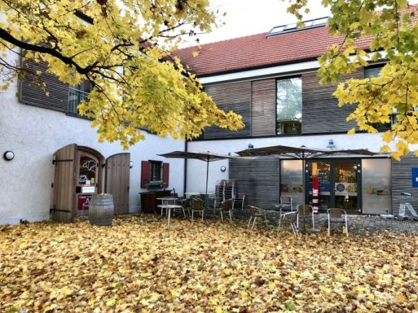 Herbstlaub vor Mohrhof Bioladen Perlach
